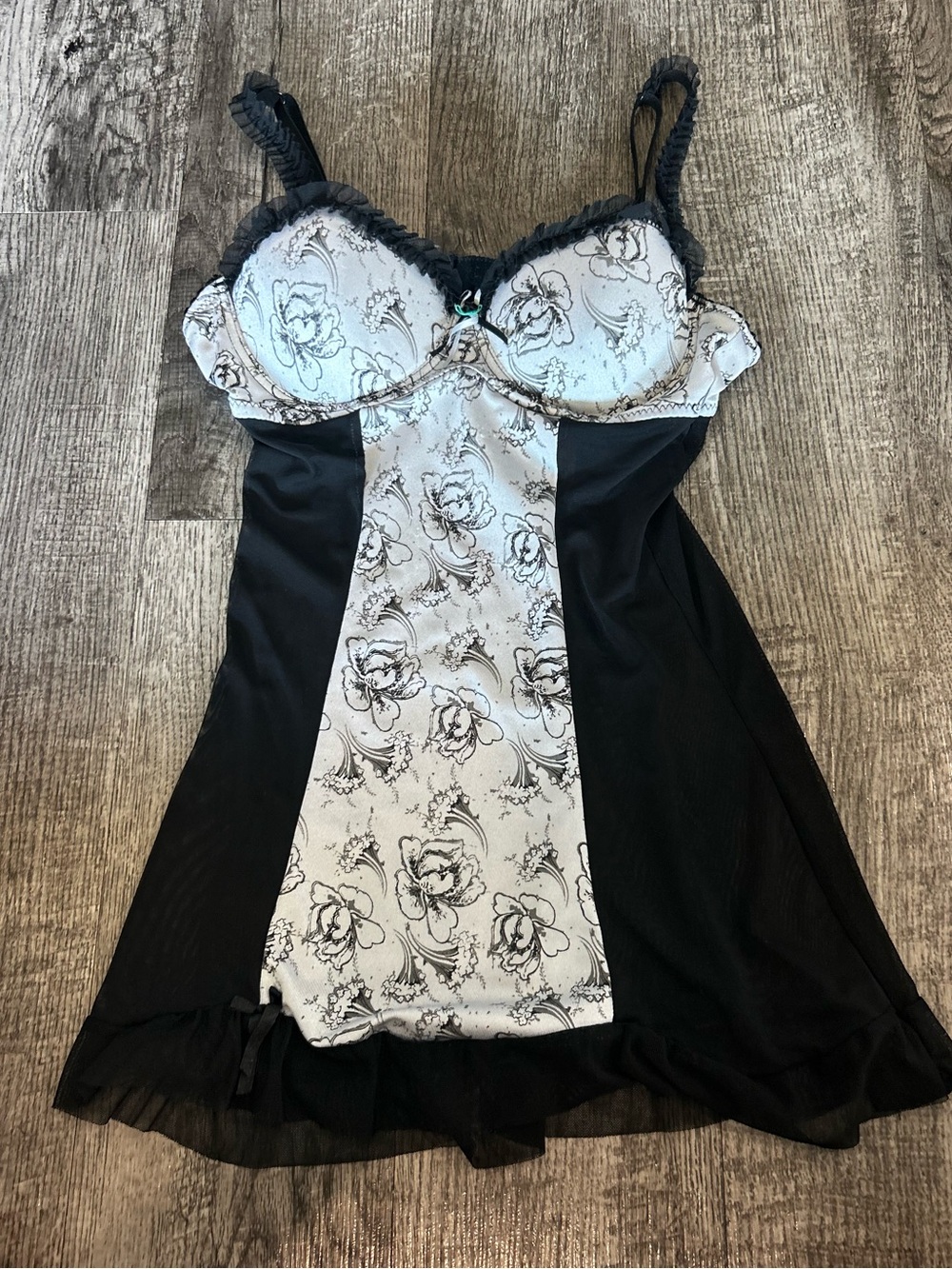 Floral Contrast Lace-Trim Chemise in Black and White
